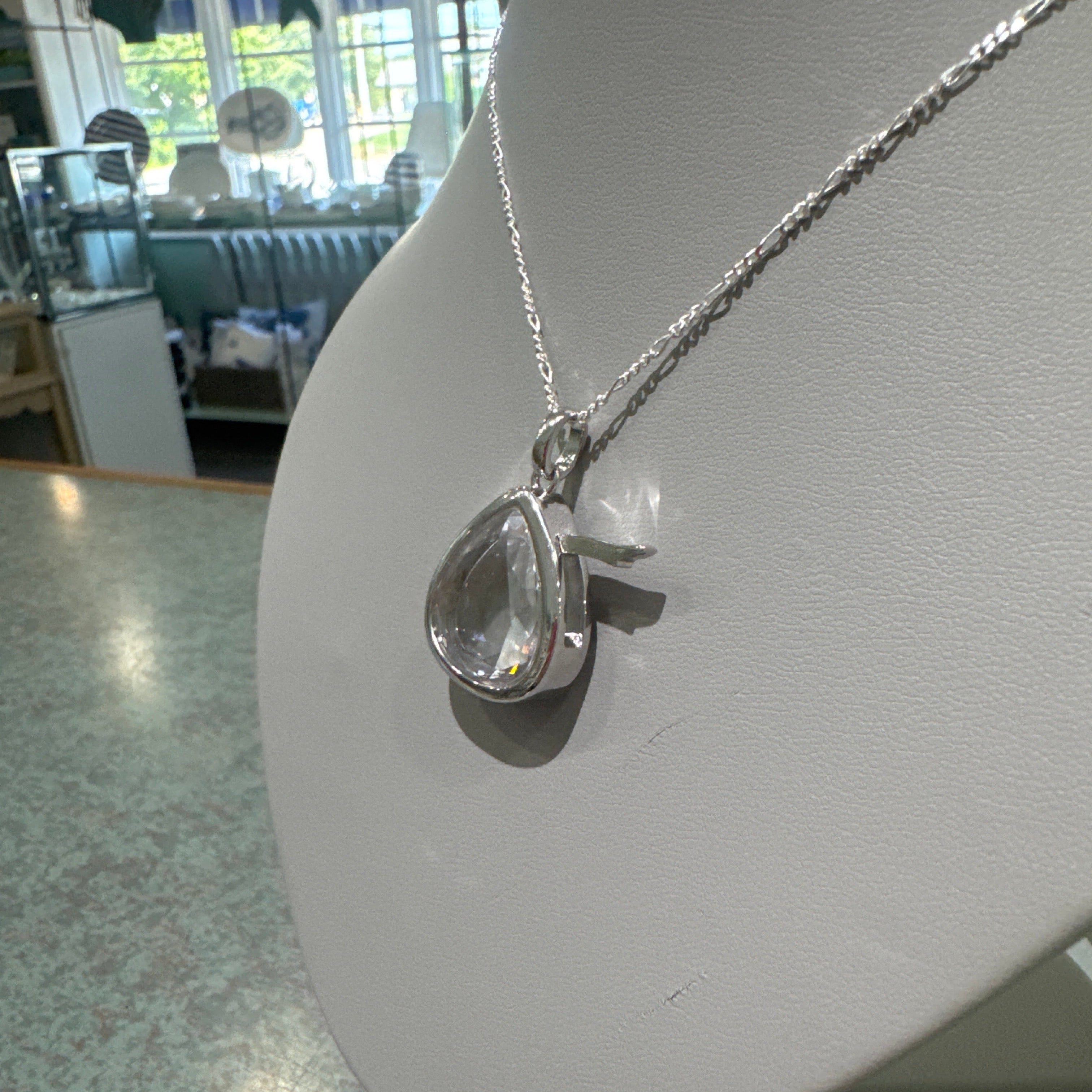 Dune Wander Locket Teardrop Cut 32in Figaro Chain